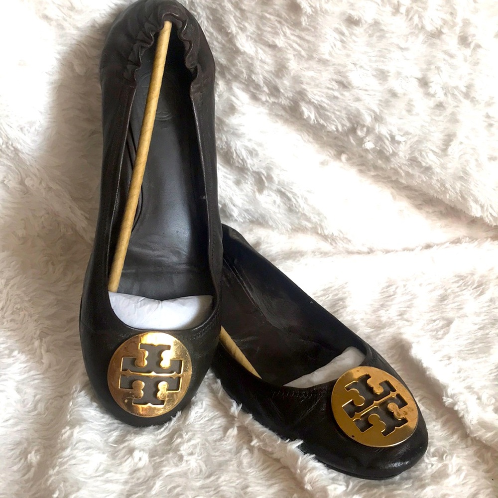 TORY BURCH FLATS- GUC slitest scuffs on right heel and toe. Cannot be seen worn
